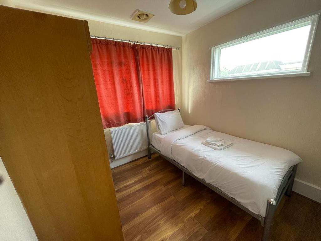 St Nicholas Hotel 해로우 외부 사진